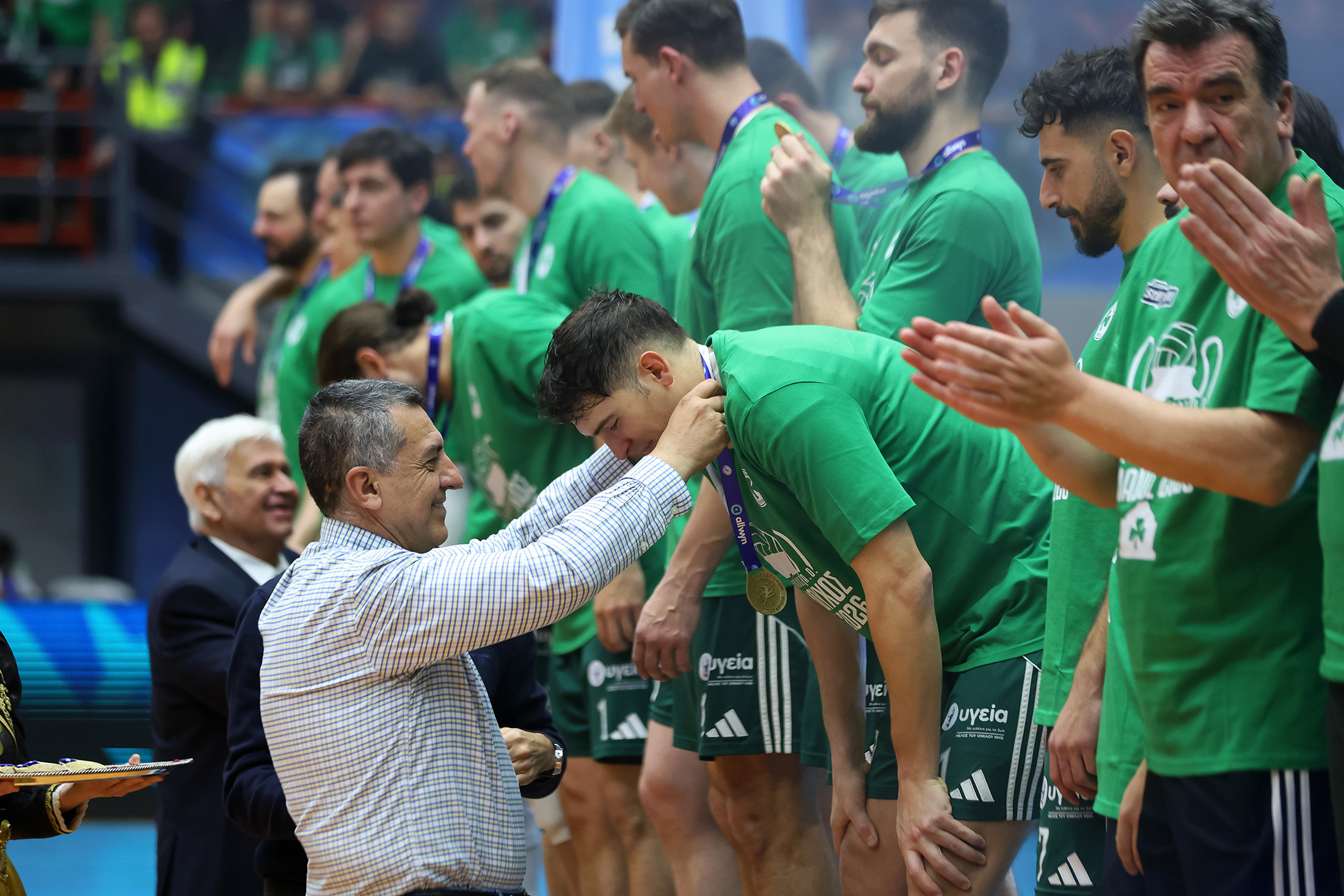 Όταν ο αθλητισμός νικά — και τα δελτία τύπου σηκώνουν το κύπελλο