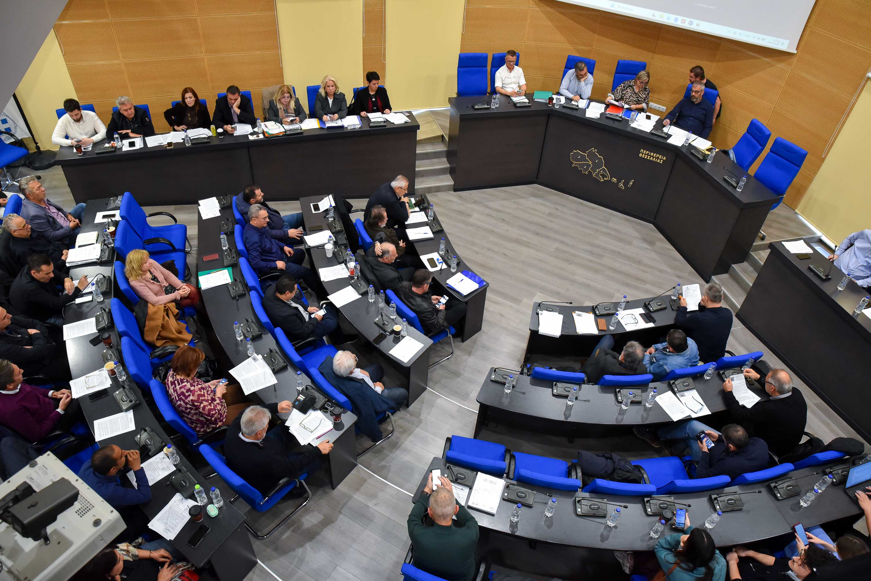 Το ψήφισμα ως υποκατάστατο πολιτικής 