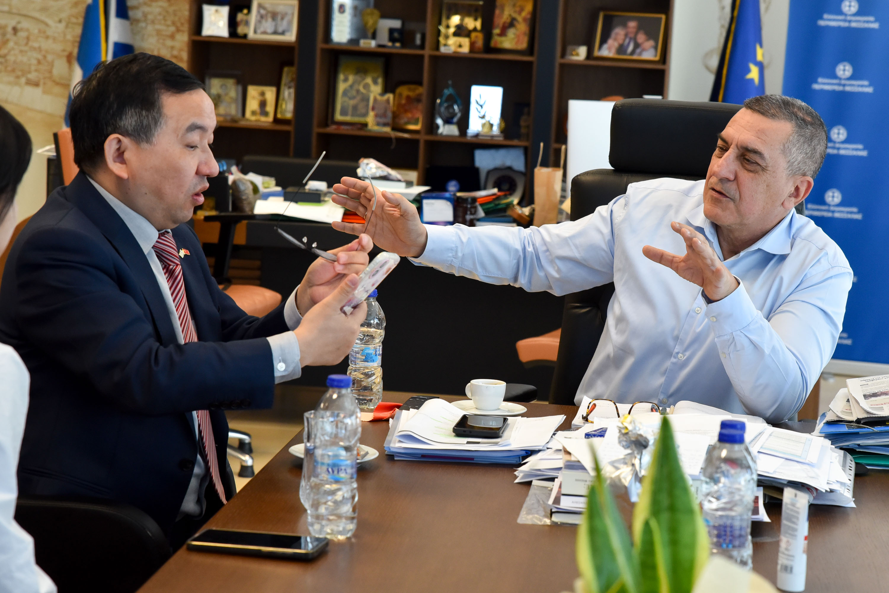 Η Διπλωματία των φωτογραφιών και των μνημονίων