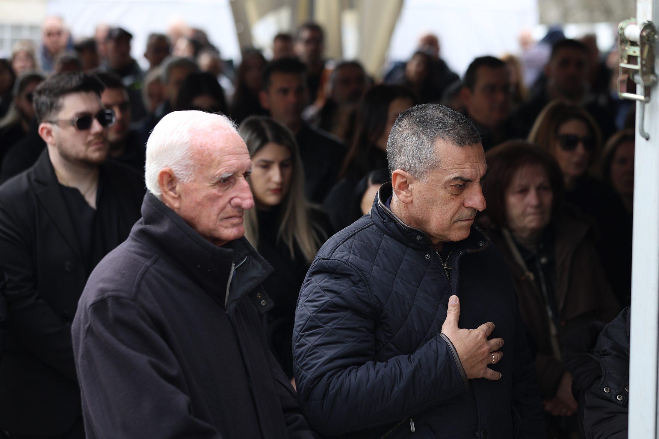 Ο καθαρός ουρανός καί οί ερωτήσεις ...