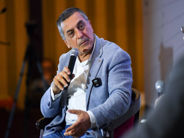 Θεσσαλία — όταν η πολιτική γίνεται 'επιθεώρηση' κι' ο περιφερειάχης conférencier