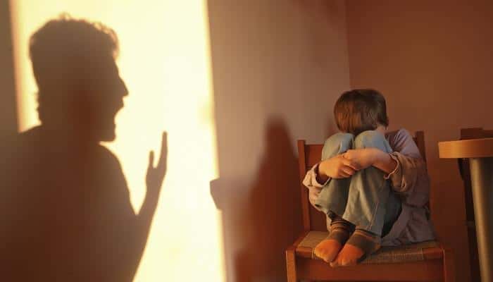 Βόλος: Γονείς χτυπούσαν με μαστίγιο τα 2 παιδιά τους και έφτυναν στο φαγητό τους - Πήγαιναν σχολείο με μαυρισμένα μάτια