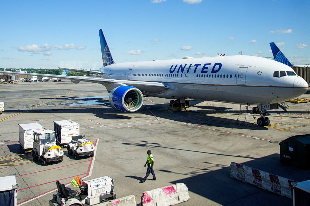 Ακουστικά ή αποβίβαση  Νέος κανόνας της United Airlines  για την ησυχία στις πτήσεις