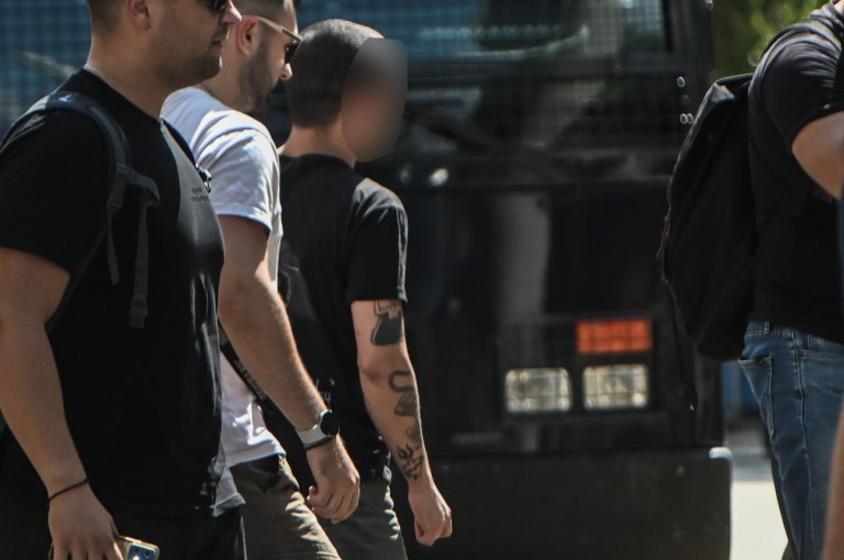 Ελεύθερος ο γιος του πασίγνωστου τραγουδιστή  Τι λένε αυτόπτες μάρτυρες για το επεισόδιο με τους αστυνομικούς