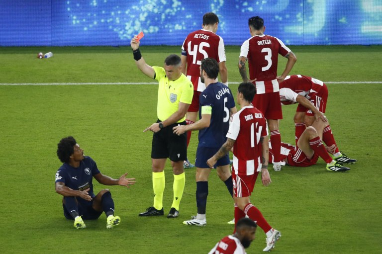 Αποβλήθηκε με δεύτερη κίτρινη κάρτα ο Μπρούνο, για σκληρά φάουλ σε Ποντένσε και Πιρόλα (vid)