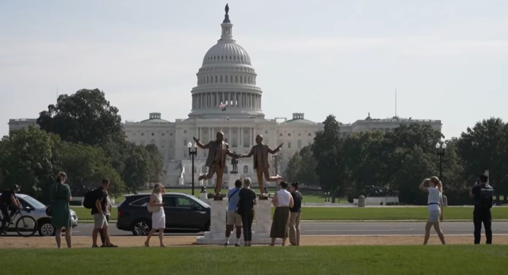 Άγαλμα Τραμπ και Έπσταϊν να κρατιούνται χέρι-χέρι εμφανίστηκε στην Ουάσιγκτον (video)