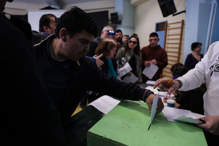 ΠΑΣΟΚ: Στην τελική ευθεία για το συνέδριο μετά τη συμμετοχή των 150.000 στις κάλπες  Θα ξεκολλήσει η δημοσκοπική βελόνα;