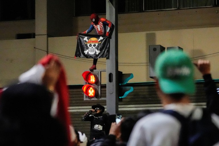 Η σημαία του One Piece ταξιδεύει στο Περού: Η Gen Z διαδηλώνει ενάντια στην Πρόεδρο Μπολουάρτε