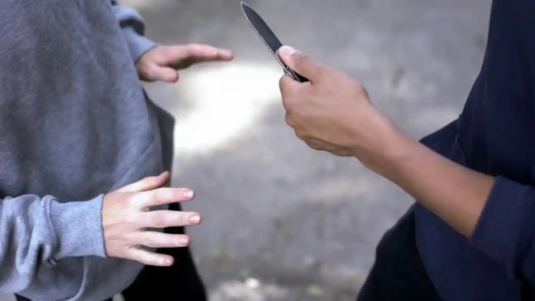 Τρίπολη: Ελεύθερος με περιοριστικούς όρους ο 13χρονος για τα μαχαιρώματα με συμμαθητή του  Τι λέει ο δικηγόρος του