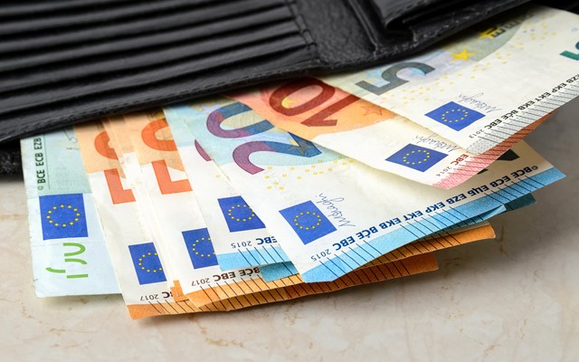 Η έλλειψη εργαζομένων ανεβάζει τους μισθούς