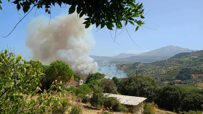 Φωτιά στο Άλσος Αχαΐας: Εκκενώνονται οι οικισμοί Μερτίδι και Λάκκα  Μηνύματα από το 112