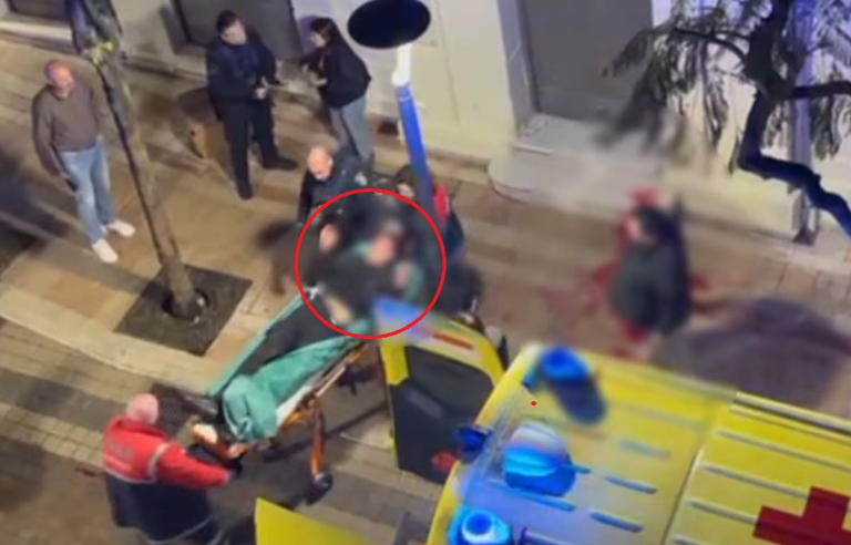 Σοκαριστικό βίντεο με τον 16χρονο μαχαιρωμένο στο Αγρίνιο  Οι δραματικές στιγμές μετά το αιματηρό επεισόδιο