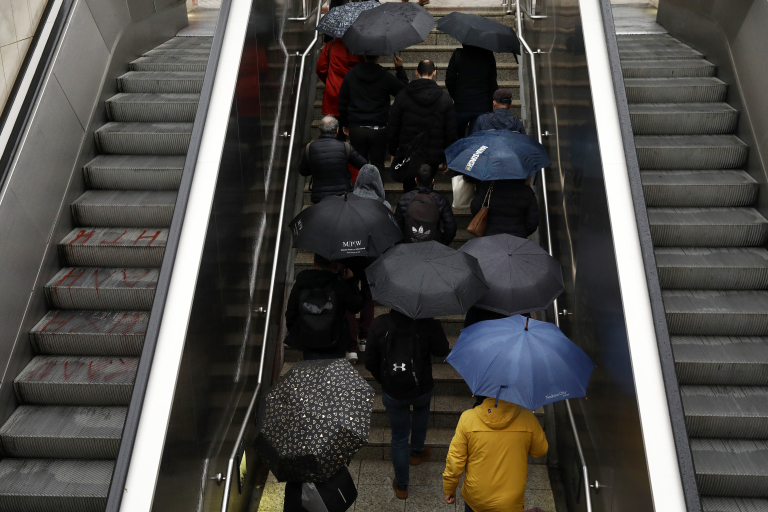 Άστατος ο καιρός την Κυριακή  Πού θα σημειωθούν βροχές, καταιγίδες και χιόνια  Νέα επιδείνωση από Τρίτη