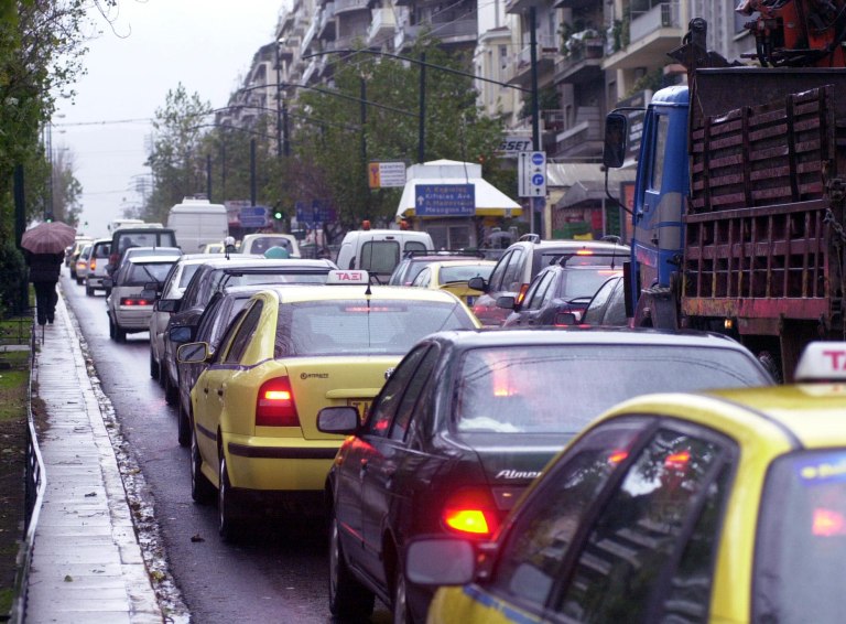 Τροχαίο: Καραμπόλα οκτώ αυτοκινήτων στη λεωφόρο Αλεξάνδρας  Μποτιλιάρισμα στο σημείο