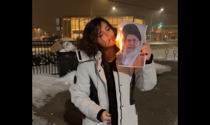 Στο είπα ότι θα χορέψουμε πάνω στον τάφο σου: Viral ξανά η Ιρανή που άναψε τσιγάρο με φωτογραφία του Χαμενεΐ