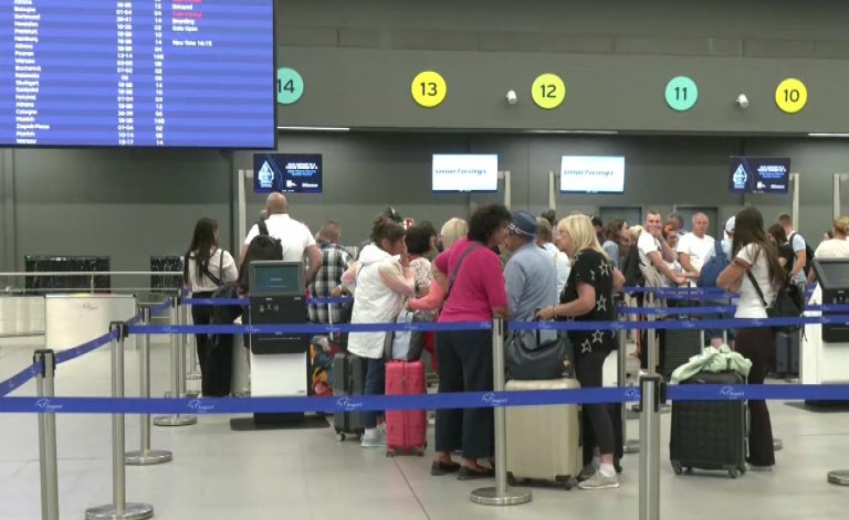 Ταλαιπωρία για εκατοντάδες ταξιδιώτες με νέες καθυστερήσεις στο Ελευθέριος Βενιζέλος  Ουρές και στη Θεσσαλονίκη