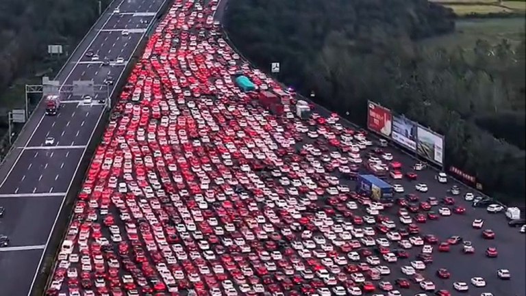Εξωπραγματικό μποτιλιάρισμα στην Κίνα: Χιλιάδες αυτοκίνητα κολλημένα στην κίνηση για πάνω από 24 ώρες