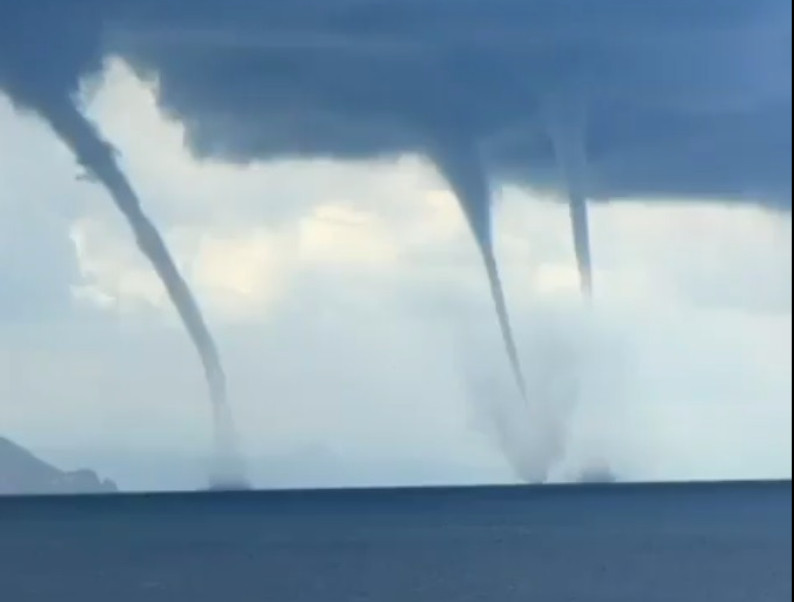 Υδροσίφωνες στη Μαύρη Θάλασσα: Το εντυπωσιακό θέαμα που κόβει την ανάσα