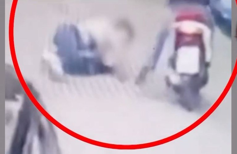 Καρέ-καρέ ληστεία τσαντάκια- Παρίστανε τον διανομέα και τραβούσε με βία τις τσάντες γυναικών