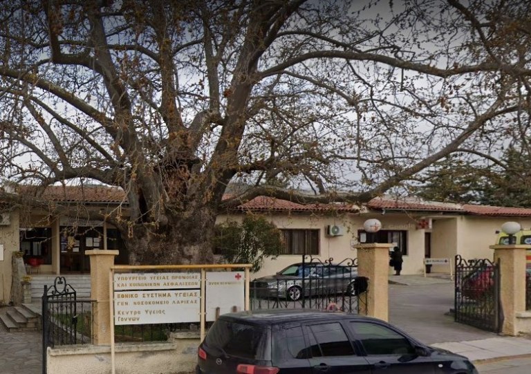 Λάρισα: Πέθανε έξω από κέντρο υγείας 47χρονη γυναίκα κατά τη μεταφορά της λόγω ξαφνικών πόνων