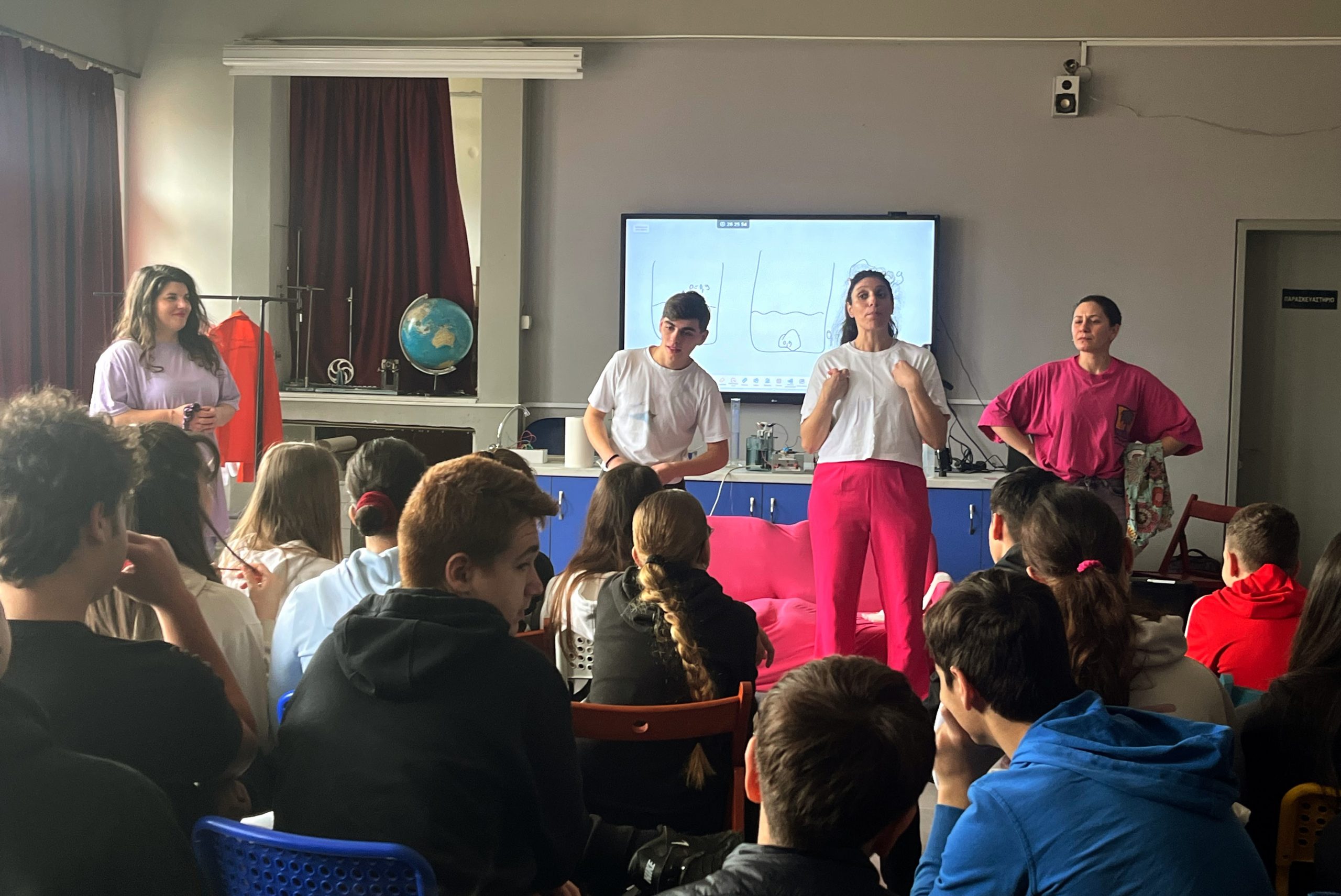 Σχολική θεατρική παράσταση για το έμφυλο χάσμα στη φροντίδα