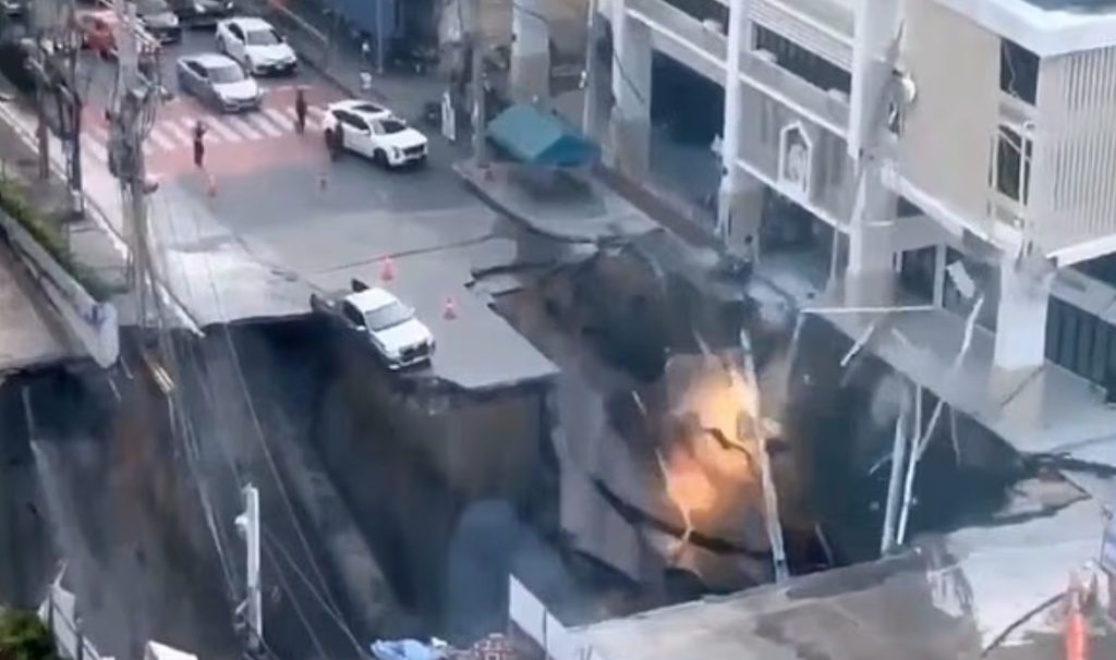 Άνοιξαν οι πύλες της κόλασης στην Ταϊλάνδη: Καταβόθρα 50 μέτρων κατάπιε δρόμους, αμάξια και παραλίγο νοσοκομείο (video)