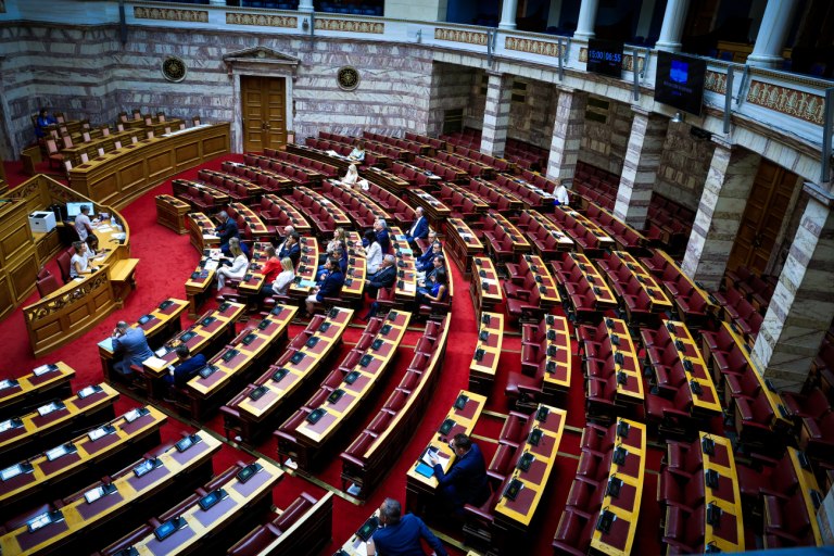 Βουλή: Πρωτοβρόχια με κεραυνούς ΟΠΕΚΕΠΕ και Τέμπη