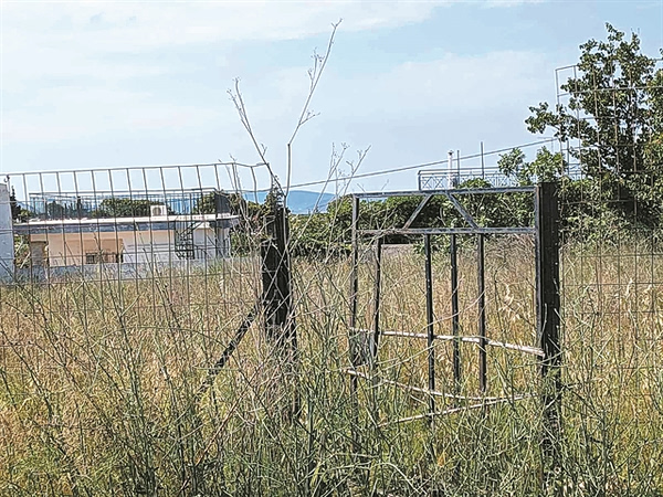 Ακαθάριστα Οικόπεδα: