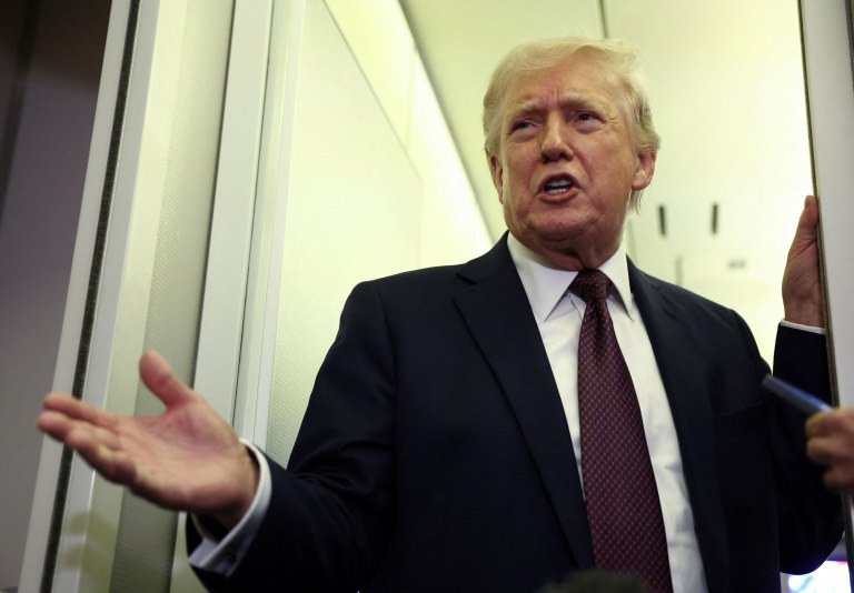 Επιμένει ο Τραμπ: Έχω το απόλυτο δικαίωμα να επαναφέρω τους τελωνειακούς δασμούς