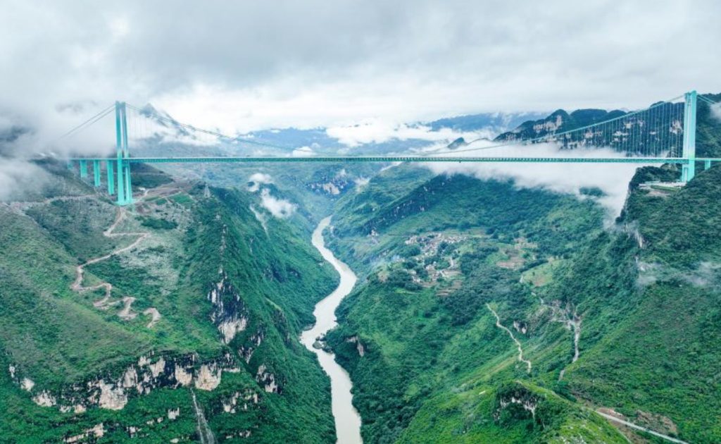 Η ψηλότερη γέφυρα του κόσμου ανοίγει στην Κίνα: Γυάλινοι διάδρομοι, bungee jumping και θέα 2.600 ποδιών (video)