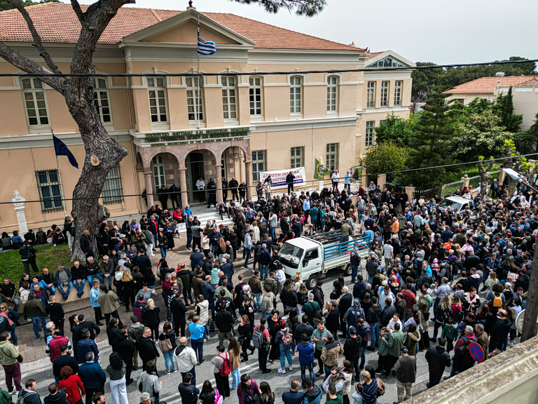 Λέσβος: Βράζει το νησί με