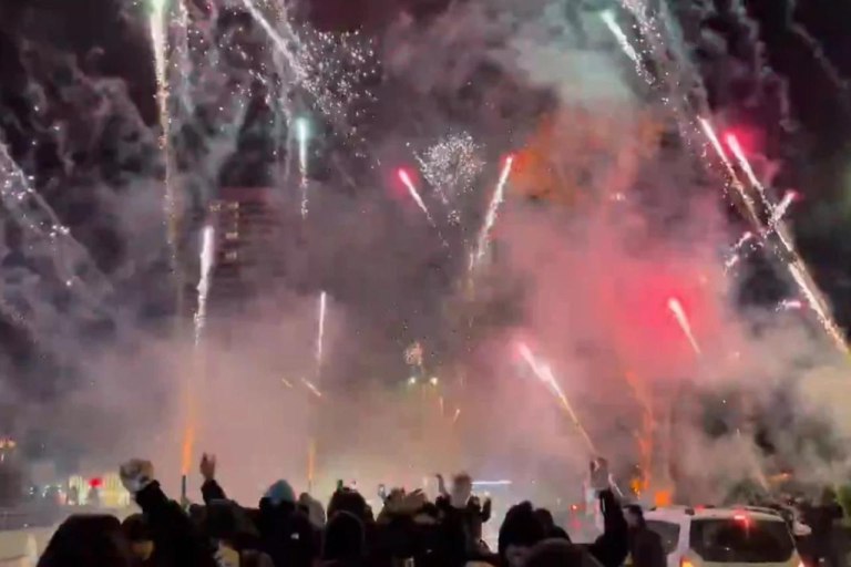 Βεγγαλικά, καπνογόνα και χαμός στο ξενοδοχείο: Οπαδοί της Γαλατάσαραϊ ξενύχτησαν τους παίκτες της Λίβερπουλ (vid)