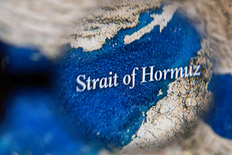 Επίθεση σε δύο πλοία με ινδική σημαία στα Στενά του Ορμούζ  Επιβεβαιώνει η Ινδία, έντονη ανησυχία στο Νέο Δελχί