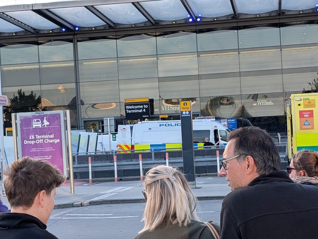 Συναγερμός στο αεροδρόμιο Χίθροου: Όχημα τυλίχθηκε στις φλόγες στο πάρκινγκ του Terminal 3