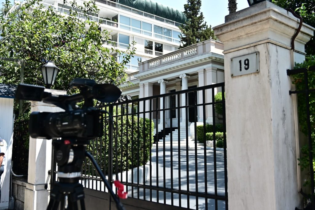 Το Μαξίμου κοιτάζει με αγωνία στα πλαϊνά του  Μετά τον Τσίπρα επιταχύνεται (;) και το βήμα Σαμαρά