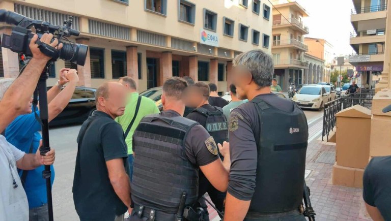 Πάτρα: Δικαιωμένοι αισθάνονται οι γονείς των δύο νεαρών που αφέθησαν ελεύθεροι για τη φωτιά στο Γηροκομείο