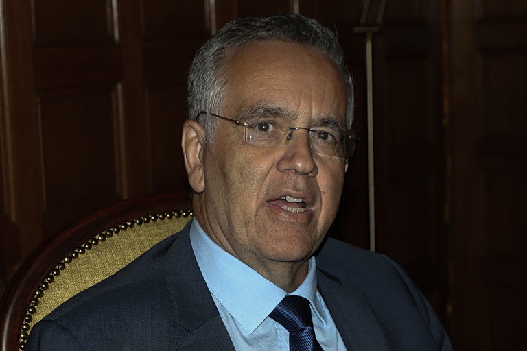 Σοβαρό επεισόδιο έξω το σπίτι του Ισίδωρου Ντογιάκου  Κουκουλοφόροι έκαψαν και αναποδογύρισαν αυτοκίνητα