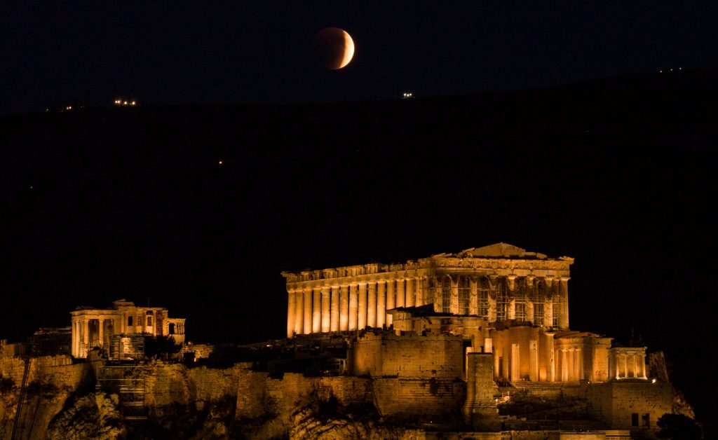 Δείτε τις μαγικές φωτογραφίες από το Ματωμένο φεγγάρι που φωτίζει απόψε τον ουρανό!