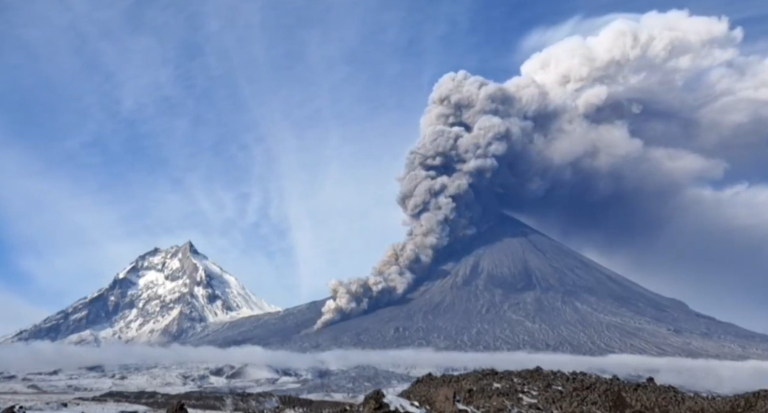 Ρωσία: Ξύπνησε το ηφαίστειο Σιβελούτς στην Καμτσάτκα  Εκτόξευσε τέφρα σε ύψος 11.000 μέτρων