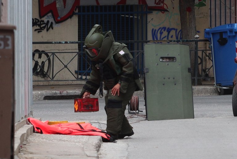 Λήξη συναγερμού στη Λιοσίων: Ο στρατός περισυνέλεξε τη χειροβομβίδα  Βίντεο από το σημείο