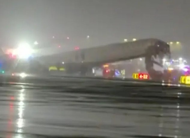 Αεροσκάφος της Air Canada συγκρούστηκε με όχημα στο αεροδρόμιο Λα Γκουάρντια  Αναφορές για τραυματίες