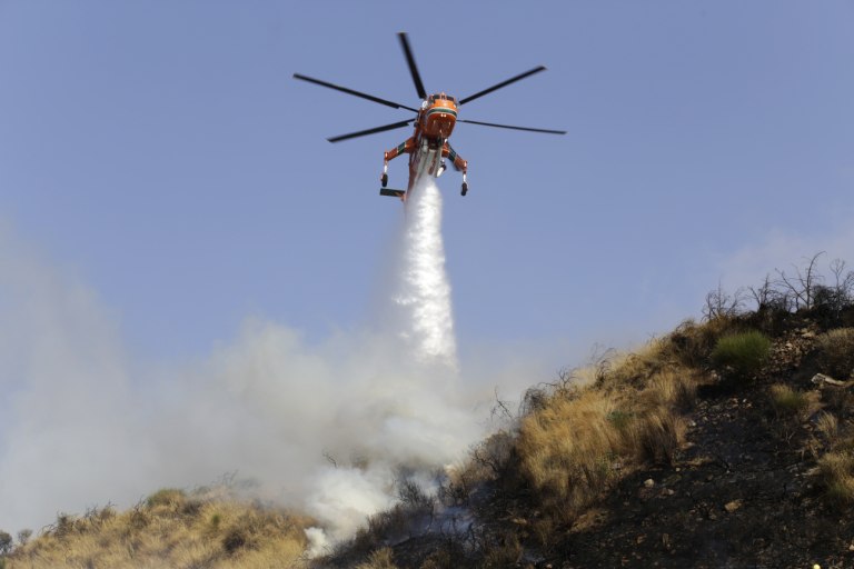 Καμένα Βούρλα: Ξέσπασε φωτιά, σηκώθηκαν τρία εναέρια