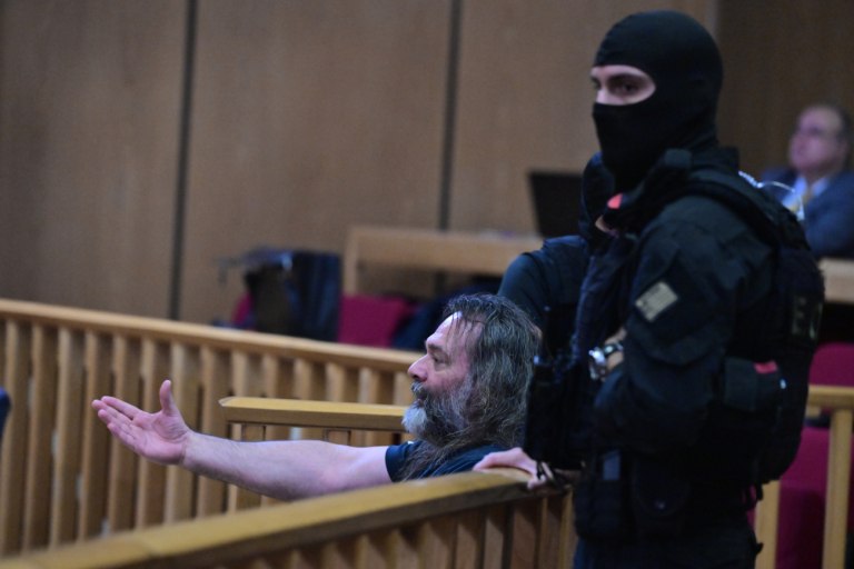 Ενταση στη δίκη της Χρυσής Αυγής στο Εφετείο  Αποβλήθηκε ο Γιάννης Λαγός, είπε σκουπίδια τους δικαστές