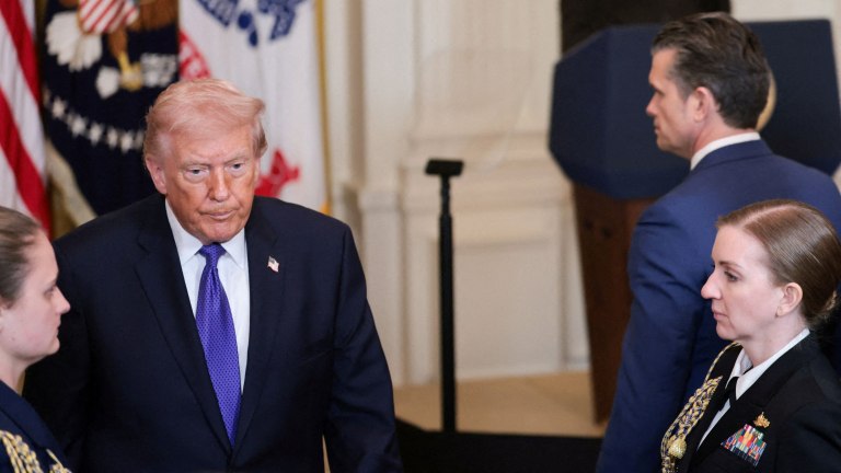 Δεν δεχόμαστε μαθήματα από επιτιθέμενους, απαντά η Μαδρίτη στον Τραμπ  Η Κομισιόν στο πλευρό της Ισπανίας