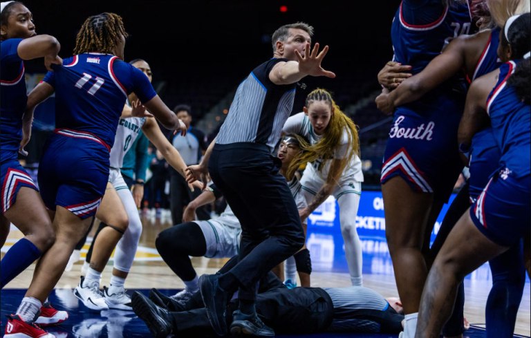 Αλαμπάμα: Ξύλο σε αγώνα μπάσκετ γυναικών  Χτυπήθηκε και μια διαιτητής (vid)