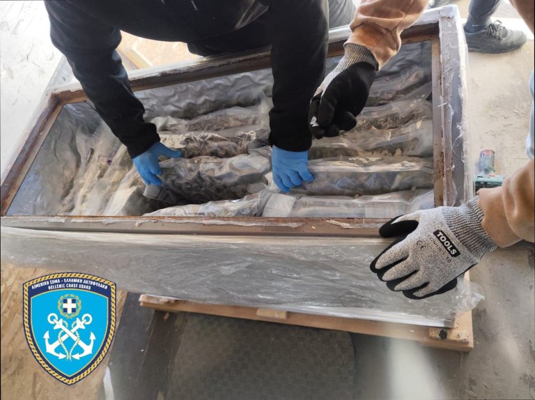 Κατάσχεση 219 κιλών κάνναβης skunk από το Λιμεναρχείο Πειραιά  Τρεις συλλήψεις