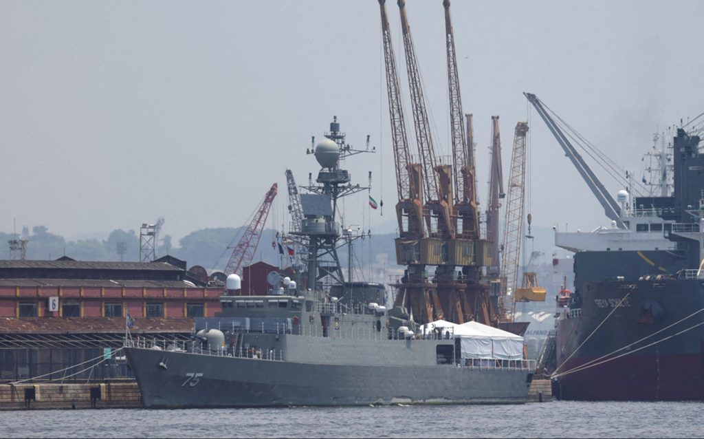 Καρέ καρέ η στιγμή που αμερικανική τορπίλη από υποβρύχιο βυθίζει την ιρανική φρεγάτα IRIS Dena