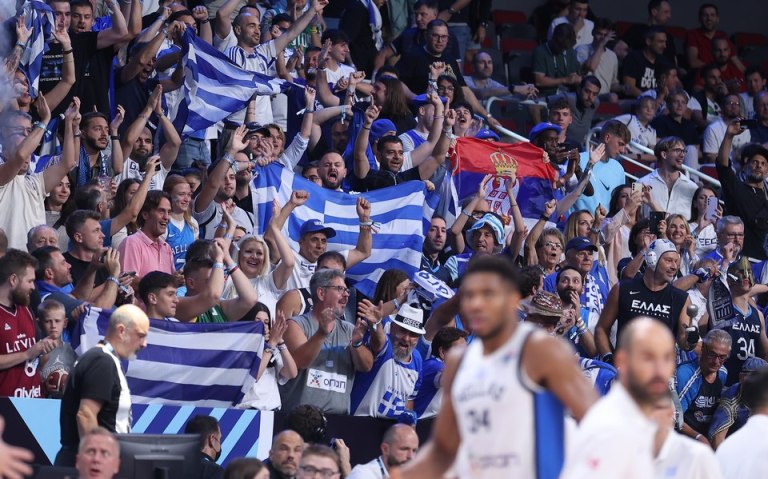 Πέταξαν για Λετονία οι Έλληνες φίλαθλοι: Πάνω από 1.500 στο πλευρό της Εθνικής  Συνθήματα και πάρτι μέσα στο αεροπλάνο (vids)