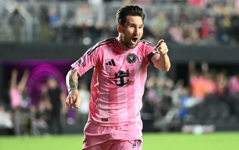 Ο Μέσι τα χει 900: Ιστορικό