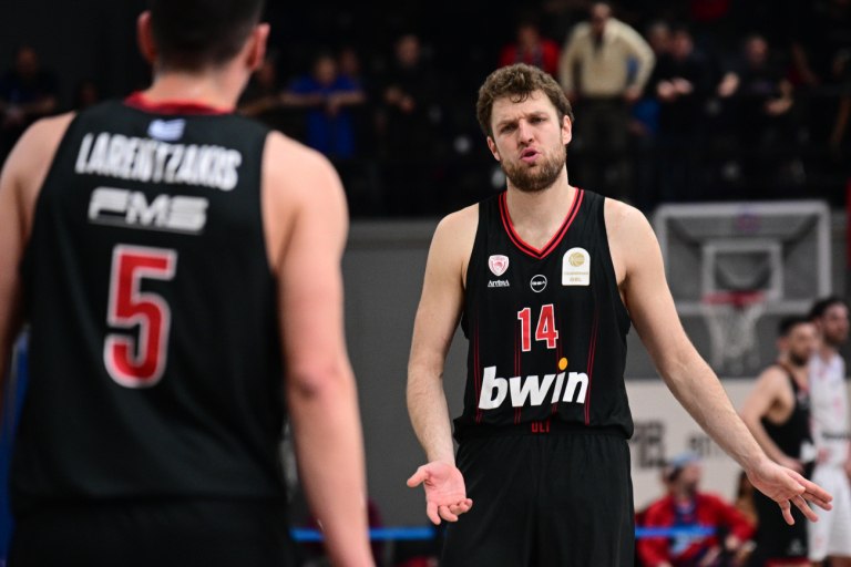 Συγκλονιστικός Βεζένκοφ: Μέχρι πότε θα χάνονται νέες ψυχές στο βωμό των ομάδων;